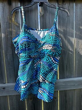 Blue & Teal Mosaic Tankini Swim Top
Trim shaper size 24W